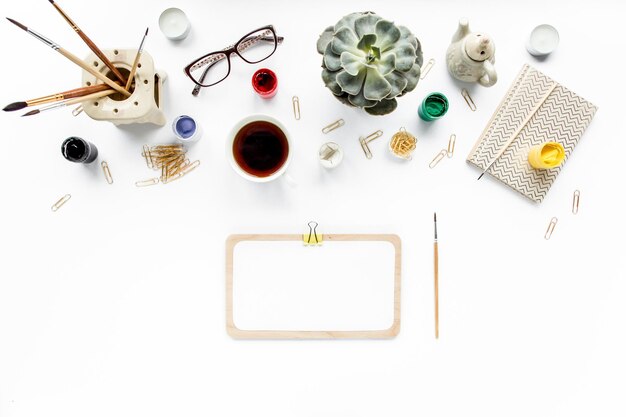 Stół z materiałami do haftu i filiżanką herbaty